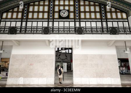 30 octobre 2018 - Lisbonne, Portugal - Un homme entre dans la gare de Belem. BelÃ©m, dont le nom est dérivé du mot portugais pour Bethléem, est la paroisse la plus civile au sud-ouest de la municipalité de Lisbonne. (Crédit image : © Nir Alon/ZUMA Wire) Banque D'Images