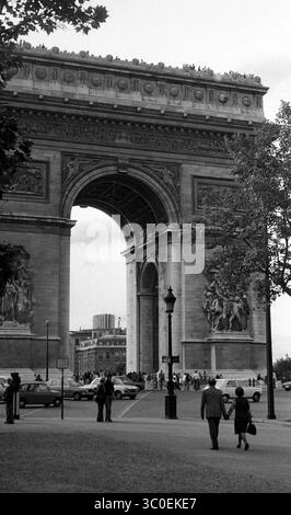 Paris, France - 1974 : vue de l'Arc de Triomphe Banque D'Images