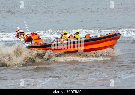 Severn Area Rescue Association Lifeboat en action sur la rivière près de Sharpness. Banque D'Images