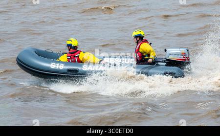 Severn Area Rescue Association Lifeboat en action sur la rivière près de Sharpness. Banque D'Images