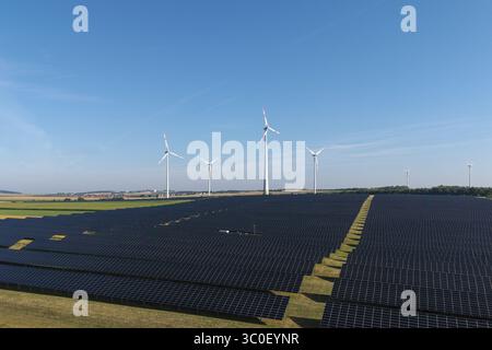 Panneaux solaires et éoliennes sur un large champ sous un ciel dégagé, près de Kitzingen, basse-Franconie, Bavière, Allemagne Banque D'Images