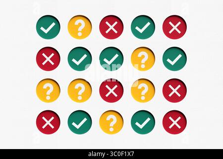 Coches vertes, croix rouges et points d'interrogation jaunes symbolisant les choix, les décisions et l'incertitude sur fond blanc texturé Banque D'Images