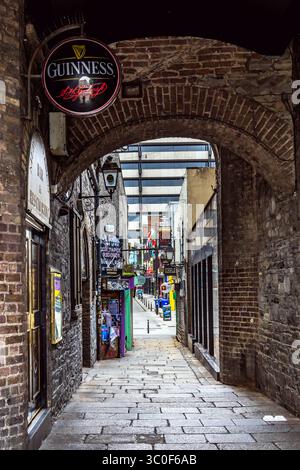 Merchants Arch, un petit passage menant des quais de la rivière Liffey à Temple Bar à Dublin Banque D'Images
