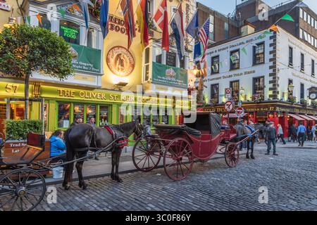 Chevaux et calèches à l'extérieur de l'Oliver ont créé John Gogarty Bar sur Fleet Street dans le quartier Temple Bar, centre-ville de Dublin. Banque D'Images