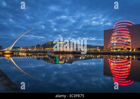 Blue Hour aux docklands de Dublin. Le pont Samuel Beckett et le Palais des Congrès de Dublin se reflètent dans la rivière Liffey. Banque D'Images