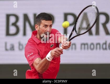 Le joueur de tennis serbe Novak Djokovic en action à l'Open de France, Roland Garros, Paris, France Banque D'Images