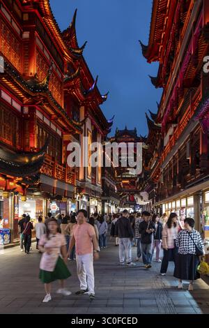 Soirée, nuit, magasins, restaurants, bâtiments historiques, illuminé, Bazar Yuyuan, Yu Yuan, jardin Yu, vieille ville, Shanghai, République populaire de Chine Banque D'Images