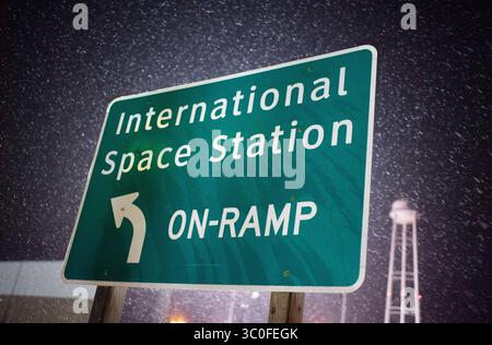 12 novembre 2018 - Wallops Island, Virginie, États-Unis - Un panneau à l'entrée de Pad-0A est vu alors que la fusée Northrop Grumman Antares est lancée de l'installation d'intégration horizontale (HIF) à Pad-0A, le lundi 12 novembre 2018 à Wallops Flight Facility de la NASA en Virginie. La 10e mission de ravitaillement de fret sous contrat de Northrop Grumman pour la NASA à destination de la Station spatiale internationale livrera environ 7 500 livres de science et de recherche, de fournitures d'équipage et de matériel de véhicule au laboratoire orbital et à son équipage. Le lancement est prévu pour le 15 novembre à 4 h 49 HNE. (Crédit image : © Joel Kowsky/NASA via ZUMA Wire/ZU Banque D'Images