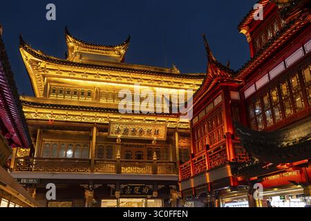 Soirée, nuit, magasins, restaurants, bâtiments historiques, illuminé, Bazar Yuyuan, Yu Yuan, jardin Yu, vieille ville, Shanghai, République populaire de Chine Banque D'Images