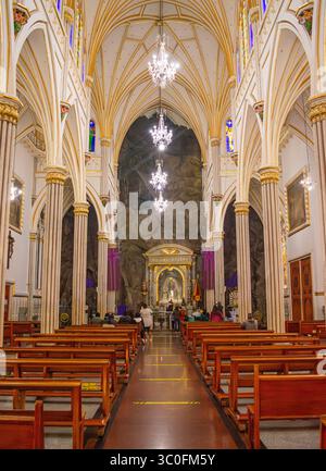 Une vue imprenable sur l'intérieur du sanctuaire de Las Lajas en Colombie, avec une architecture ornée et des vitraux colorés. Banque D'Images