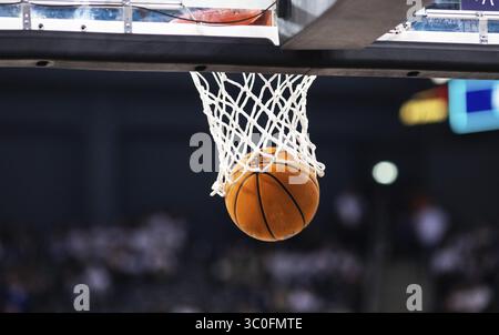 Ballon de basket-ball dans le panier Banque D'Images