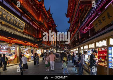 Soirée, nuit, magasins, restaurants, bâtiments historiques, illuminé, Bazar Yuyuan, Yu Yuan, jardin Yu, vieille ville, Shanghai, République populaire de Chine Banque D'Images