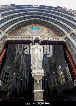 Un aperçu époustouflant à l'intérieur de l'église de Las Lajas, mettant en valeur l'architecture complexe, les vitraux, et religieux compris Banque D'Images