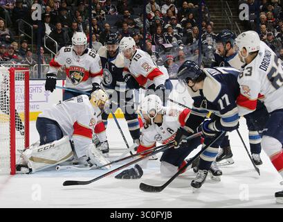 15 novembre 2018 - Columbus, OH, USA - le tir de Josh Anderson (77) des Blue Jackets de Columbus est sauvé par le gardien des Panthers de la Floride Roberto Luongo (1) lors de la première période à la Nationwide Arena de Columbus, Ohio, le jeudi 15 novembre 2018. (Crédit image : © Kyle Robertson/Columbus Dispatch/TNS via ZUMA Wire) Banque D'Images