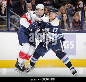 15 novembre 2018 - Columbus, OH, USA - Brandon Dubinsky (17) des Blue Jackets de Columbus vérifie le Bogdan Kiselevich des Panthers de la Floride pendant la première période au Nationwide Arena de Columbus, Ohio, le jeudi 15 novembre 2018. (Crédit image : © Kyle Robertson/Columbus Dispatch/TNS via ZUMA Wire) Banque D'Images