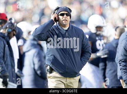 10 novembre 2018 - University Park, PA, États-Unis - James Franklin, entraîneur-chef de Penn State crie à l'arbitre lors de l'action contre le Wisconsin le 10 novembre 2018, au Beaver Stadium à University Park, Pa. Sur la route contre Rutgers le samedi 17 novembre, les Lions de Nittany n'étaient pas à leur meilleur, mais cela suffisait pour une victoire de 20-7 contre les Scarlet Knights. (Crédit image : © Abby Drey/Centre Daily Times/TNS via ZUMA Wire) Banque D'Images