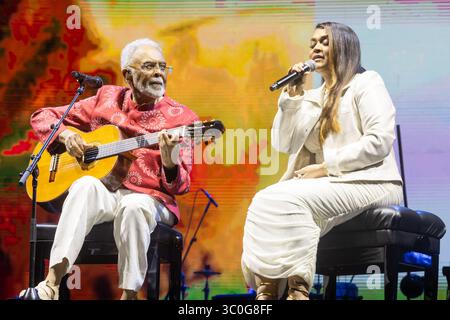 ***À L'ATTENTION DE L'ÉDITEUR PHOTO*** le chanteur brésilien Gilberto Gil et sa fille Preta Gil lors d'un concert à Allianz Parque à São Paulo, ce samedi 26. Preta Gil est décédée à l'âge de 50 ans, ce dimanche (20 ans). L'information a été confirmée par le publiciste de l'artiste, qui a également déclaré que la famille ferait une déclaration publique bientôt. La chanteuse, compositrice, femme d'affaires et actrice était à New York pour subir un traitement pour un cancer colorectal, diagnostiqué en janvier 2023 et qui est entré en rémission à la fin de la même année. En août 2024, la maladie est revenue dans quatre zones de son corps : tw Banque D'Images