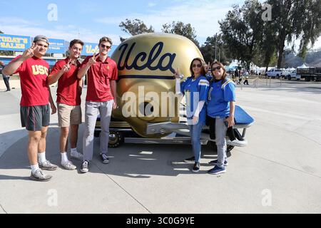 17 novembre 2018 Pasadena CA,..fans des Bruins de l'UCLA et fans des chevaux de Troie de l'USC avant les Trojans de l'USC contre les Bruins de l'UCLA au Rose Bowl à Pasadena, CA. Le 17 novembre 2018 (photo par Jevone Moore)(image crédit : &copy ; Jevone Moore/CSM via ZUMA Wire) Banque D'Images