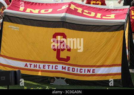 17 novembre 2018 Pasadena CA,..USC Trojans tente médicale pendant l'USC Trojans vs UCLA Bruins au Rose Bowl à Pasadena, CA. Le 17 novembre 2018 (photo par Jevone Moore)(image crédit : &copy ; Jevone Moore/CSM via ZUMA Wire) Banque D'Images