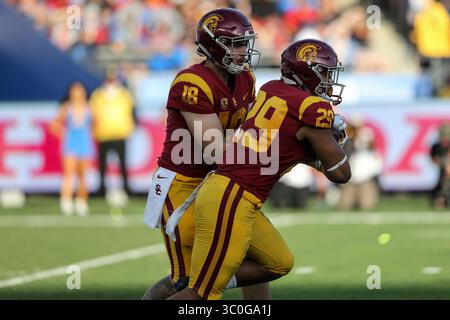 17 novembre 2018 Pasadena CA,..USC Trojans quarterback JT Daniels #18 remise à USC Trojans Running Back Vavae Malepeai #29 pendant l'USC Trojans vs UCLA Bruins au Rose Bowl à Pasadena, CA. Le 17 novembre 2018 (photo par Jevone Moore)(image crédit : &copy ; Jevone Moore/CSM via ZUMA Wire) Banque D'Images