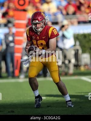 17 novembre 2018 Pasadena CA,..USC Trojans quarterback JT Daniels #18 pendant l'USC Trojans vs UCLA Bruins au Rose Bowl à Pasadena, CA. Le 17 novembre 2018 (photo par Jevone Moore)(image crédit : &copy ; Jevone Moore/CSM via ZUMA Wire) Banque D'Images
