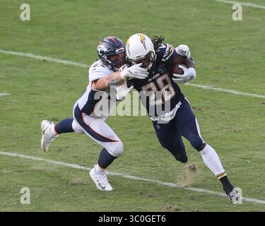 18 novembre 2018 Carson, CA...Los Angeles Chargers Running Back Melvin Gordon #28 étant abattu par Denver Broncos Inside linebacker Josey Jewell #47 lors de la NFL Denver Broncos vs Los Angeles Chargers au StubHub Center à Carson, CA le 18 novembre 2018 (photo par Jevone Moore)(image crédit : &copy ; Jevone Moore/CSM via ZUMA Wire) Banque D'Images