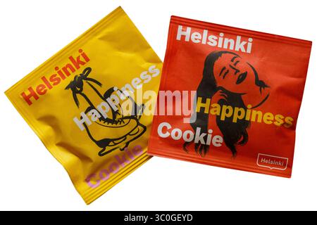 Paquet de biscuits du bonheur Helsinki isolé sur fond blanc - biscuit de fortune conçu pour partager la sagesse finlandaise et promouvoir le bonheur Banque D'Images