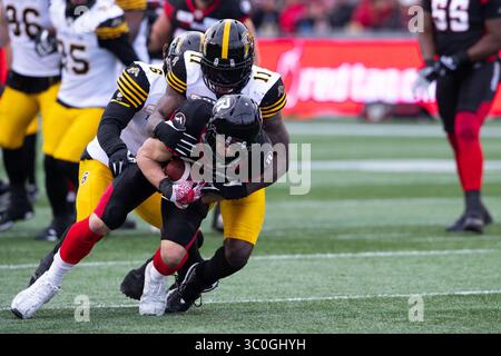 18 novembre 2018 : le receveur des Red-blacks d'Ottawa Brad Sinopoli (88 ans) court vers la ligne de but tandis que le linebacker des Hamilton Tiger-Cats Larry Dean (11 ans) s'attaque par derrière lors de la finale de la division est de la LCF entre les Tiger-Cats de Hamilton et les Redblacks d'Ottawa au stade TD place à Ottawa, Canada. Daniel Lea/CSM(image de crédit : &copy ; Daniel Lea/CSM via ZUMA Wire) Banque D'Images
