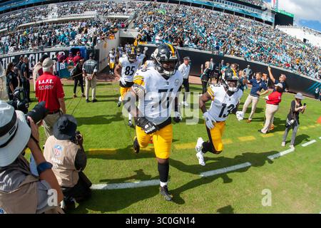 18 novembre 2018 - Jacksonville, Floride, États-Unis - le Pittsburgh Steelers offensive attaque CHUKS OKORAFOR (76) et le Pittsburgh Steelers Wide Receiver JAMES WASHINGTON (13) courent sur le terrain pour affronter les Jaguars de Jacksonville au TIAA Bank Field à Jacksonville, en Floride. Les Steelers de Pittsburgh battent les Jaguars de Jacksonville 20-16. (Crédit image : © Michael Johnson/ZUMA Wire) Banque D'Images