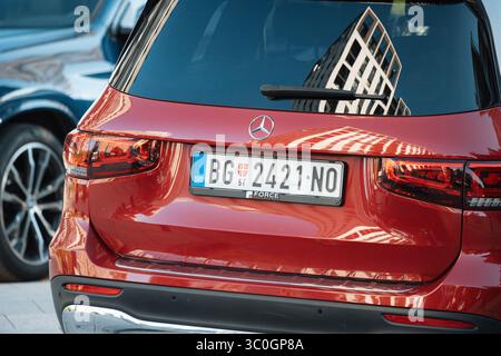1er juin 2025, Belgrade, Serbie : vue arrière d'une voiture rouge moderne garée en milieu urbain, montrant une plaque d'immatriculation serbe Banque D'Images