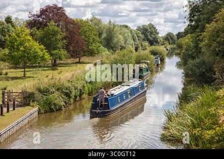 Bateaux étroits sur le canal Kennet and Avon, Hungerford, Berkshire, Angleterre, Royaume-Uni, Europe Banque D'Images