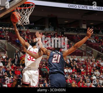 20 novembre 2018 - Columbus, OH, USA - Keyshawn Woods (32) de l'Ohio State marque sur Robert Allen (21) de Samford pendant la première mi-temps à Value City Arena à Columbus, Ohio, le mardi 20 novembre 2018. (Crédit image : © Kyle Robertson/Columbus Dispatch/TNS via ZUMA Wire) Banque D'Images