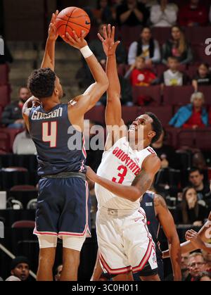 20 novembre 2018 - Columbus, OH, USA - Myron Gordon de Samford (4) marque sur C.J. Jackson de l'Ohio State (3) pendant la première mi-temps à Value City Arena à Columbus, Ohio, le mardi 20 novembre 2018. (Crédit image : © Kyle Robertson/Columbus Dispatch/TNS via ZUMA Wire) Banque D'Images