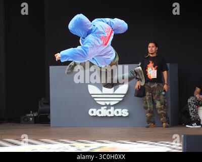 8 juin 2018 - Lima, Lima, Pérou - Une danseuse se produisant aux éliminatoires du Festival urbain ''Pura Calle 2018'' (Pure Street 2018). Un événement international organisé à Lima, qui comprend Hip Hop, Break Dance, Graffiti et d'autres expressions de l'art urbain (crédit image : © Carlos Garcia Granthon/ZUMA Wire) Banque D'Images