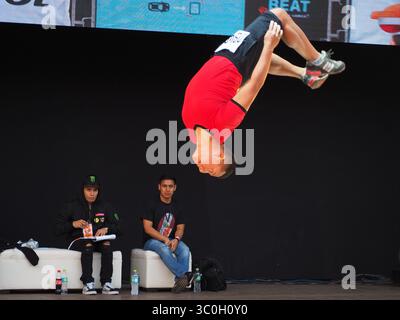 8 juin 2018 - Lima, Lima, Pérou - Une danseuse se produisant aux éliminatoires du Festival urbain ''Pura Calle 2018'' (Pure Street 2018). Un événement international organisé à Lima, qui comprend Hip Hop, Break Dance, Graffiti et d'autres expressions de l'art urbain (crédit image : © Carlos Garcia Granthon/ZUMA Wire) Banque D'Images