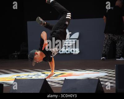 8 juin 2018 - Lima, Lima, Pérou - Une danseuse se produisant aux éliminatoires du Festival urbain ''Pura Calle 2018'' (Pure Street 2018). Un événement international organisé à Lima, qui comprend Hip Hop, Break Dance, Graffiti et d'autres expressions de l'art urbain (crédit image : © Carlos Garcia Granthon/ZUMA Wire) Banque D'Images