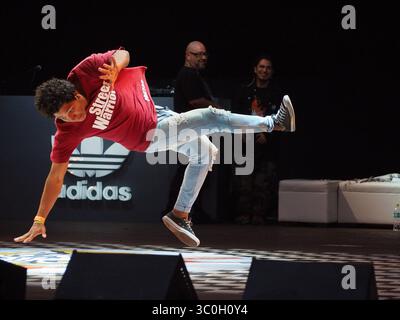 8 juin 2018 - Lima, Lima, Pérou - Une danseuse se produisant aux éliminatoires du Festival urbain ''Pura Calle 2018'' (Pure Street 2018). Un événement international organisé à Lima, qui comprend Hip Hop, Break Dance, Graffiti et d'autres expressions de l'art urbain (crédit image : © Carlos Garcia Granthon/ZUMA Wire) Banque D'Images