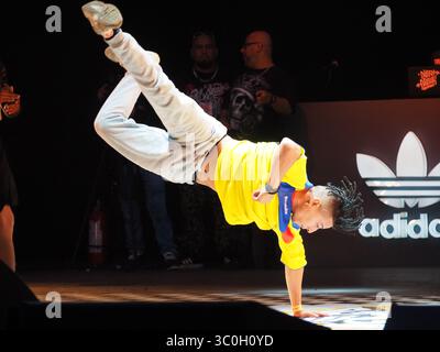8 juin 2018 - Lima, Lima, Pérou - Une danseuse se produisant aux éliminatoires du Festival urbain ''Pura Calle 2018'' (Pure Street 2018). Un événement international organisé à Lima, qui comprend Hip Hop, Break Dance, Graffiti et d'autres expressions de l'art urbain (crédit image : © Carlos Garcia Granthon/ZUMA Wire) Banque D'Images