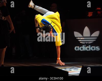 8 juin 2018 - Lima, Lima, Pérou - Une danseuse se produisant aux éliminatoires du Festival urbain ''Pura Calle 2018'' (Pure Street 2018). Un événement international organisé à Lima, qui comprend Hip Hop, Break Dance, Graffiti et d'autres expressions de l'art urbain (crédit image : © Carlos Garcia Granthon/ZUMA Wire) Banque D'Images