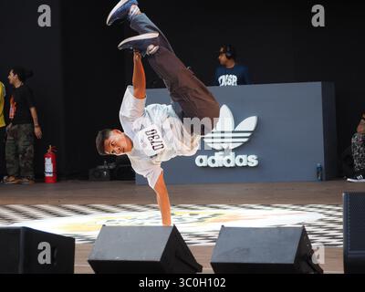 8 juin 2018 - Lima, Lima, Pérou - Une danseuse se produisant aux éliminatoires du Festival urbain ''Pura Calle 2018'' (Pure Street 2018). Un événement international organisé à Lima, qui comprend Hip Hop, Break Dance, Graffiti et d'autres expressions de l'art urbain (crédit image : © Carlos Garcia Granthon/ZUMA Wire) Banque D'Images