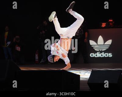 8 juin 2018 - Lima, Lima, Pérou - Une danseuse se produisant aux éliminatoires du Festival urbain ''Pura Calle 2018'' (Pure Street 2018). Un événement international organisé à Lima, qui comprend Hip Hop, Break Dance, Graffiti et d'autres expressions de l'art urbain (crédit image : © Carlos Garcia Granthon/ZUMA Wire) Banque D'Images