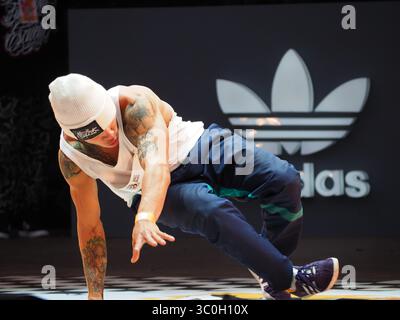 8 juin 2018 - Lima, Lima, Pérou - Une danseuse se produisant aux éliminatoires du Festival urbain ''Pura Calle 2018'' (Pure Street 2018). Un événement international organisé à Lima, qui comprend Hip Hop, Break Dance, Graffiti et d'autres expressions de l'art urbain (crédit image : © Carlos Garcia Granthon/ZUMA Wire) Banque D'Images
