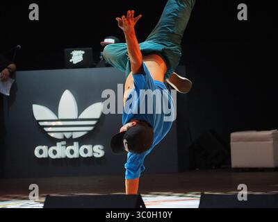 8 juin 2018 - Lima, Lima, Pérou - Une danseuse se produisant aux éliminatoires du Festival urbain ''Pura Calle 2018'' (Pure Street 2018). Un événement international organisé à Lima, qui comprend Hip Hop, Break Dance, Graffiti et d'autres expressions de l'art urbain (crédit image : © Carlos Garcia Granthon/ZUMA Wire) Banque D'Images