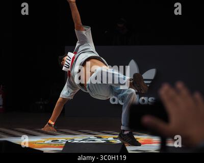 8 juin 2018 - Lima, Lima, Pérou - Une danseuse se produisant aux éliminatoires du Festival urbain ''Pura Calle 2018'' (Pure Street 2018). Un événement international organisé à Lima, qui comprend Hip Hop, Break Dance, Graffiti et d'autres expressions de l'art urbain (crédit image : © Carlos Garcia Granthon/ZUMA Wire) Banque D'Images