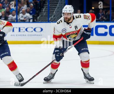 21 novembre 2018 : le défenseur des Panthers de la Floride Aaron Ekblad (5 ans) dans le match entre les Panthers de la Floride et le Lightning de Tampa Bay à l'Amalie Arena de Tampa, en Floride. Del Mecum/CSM(image de crédit : &copy ; Del Mecum/CSM via ZUMA Wire) Banque D'Images