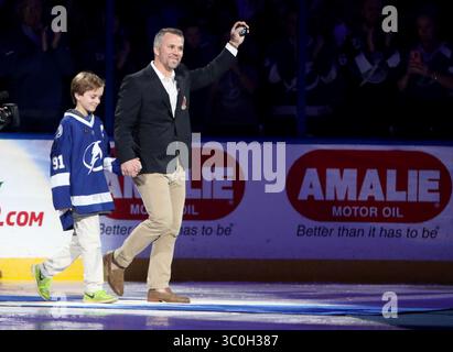 November 21, 2018 - Tampa, Florida, U.S. - DOUGLAS R. CLIFFORD | Times.Marty organisé Louis, Center, reconnaît la foule avec son fils, Mason fait Louis, à gauche, à l'Amalie Arena le mercredi (11/21/18) soir avant le début du match de Tampa Bay LightningÃ•avec les Panthers de la Floride où la Lightning a accueilli Marty Louis Night pour célébrer l'introncature du Hall-of-of-Fame de l'ancien capitaine des Bolts qui a eu lieu à Toronto le 12 novembre. Louis est signé par le Lightning en tant qu'agent libre le 31 juillet 2000, et apparaît dans 972 matchs avec les Bolts et sert de capitaine pendant le 20 Banque D'Images