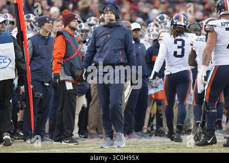 23 novembre 2018 - Blacksburg, Virginie, États-Unis - Bronco Mendenhall, entraîneur-chef des cavaliers de Virginie, lors du match contre les Virginia Tech Hokies le 23 novembre 2018. (Crédit image : © Greg Atkins/ZUMA Wire) Banque D'Images
