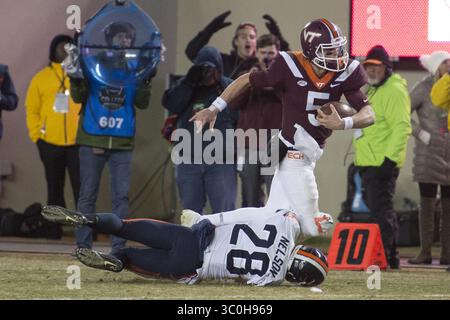23 novembre 2018 - Blacksburg, Virginie, États-Unis - Ryan Willis (5), quarterback des Virginia Tech Hokies, porte le ballon lors du match contre les cavaliers de Virginie le 23 novembre 2018. (Crédit image : © Greg Atkins/ZUMA Wire) Banque D'Images