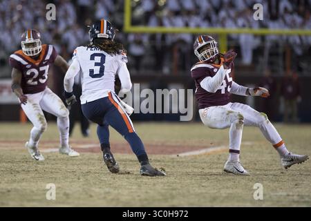 23 novembre 2018 - Blacksburg, Virginie, États-Unis - le quarterback Bryce Perkins (3) des cavaliers de Virginie bat le ballon lors du match contre les Virginia Tech Hokies le 23 novembre 2018. (Crédit image : © Greg Atkins/ZUMA Wire) Banque D'Images