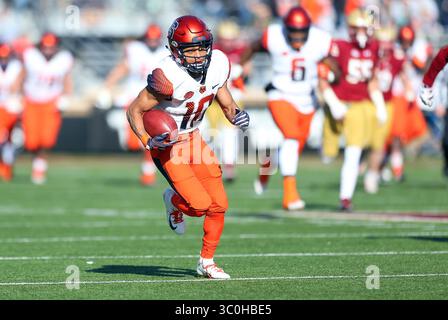 24 novembre 2018 ; Chestnut Hill, ma, États-Unis; Sean Riley (10 ans), récepteur large de Syracuse Orange, court avec le ballon lors du match de football NCAA entre Syracuse Orange et Boston College Eagles au stade Alumni. Syracuse a gagné 42-21. Anthony Nesmith/CSM(image de crédit : &copy ; Anthony Nesmith/CSM via ZUMA Wire) Banque D'Images